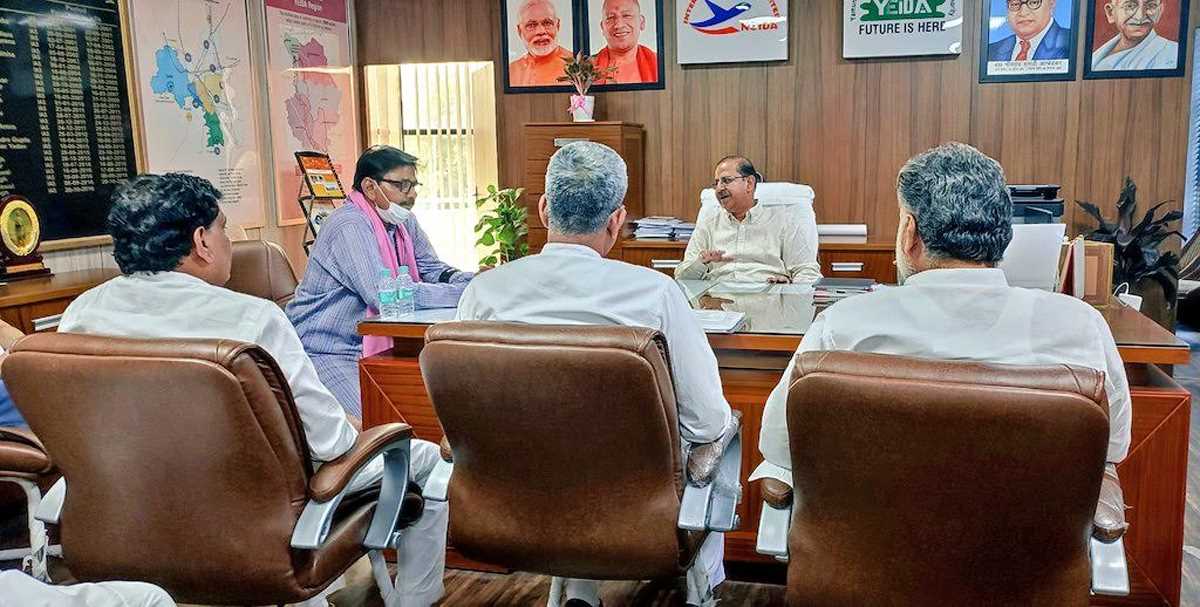 यमुना में ट्रांसपोर्ट नगर की स्थापना को लेकर ट्रांसपोर्टर एसोसिएशन सीईओ से मिला